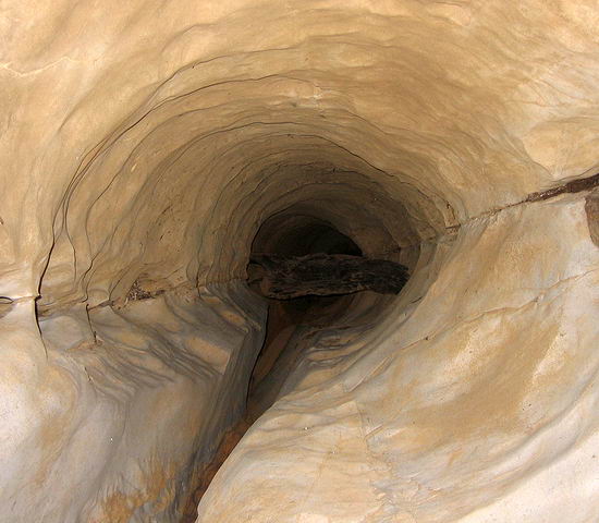 Tunel v jeskyni