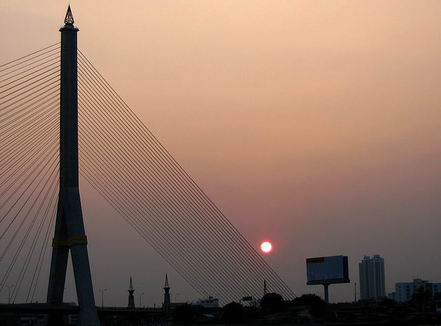 Zpad slunce nad novm mostem Rama VII