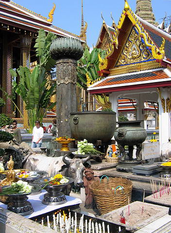 Budhistick modlc n?in ve Wat Phra Kaew