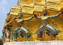 Detail soch kolem zlat stupy ve Wat Phra Kaew