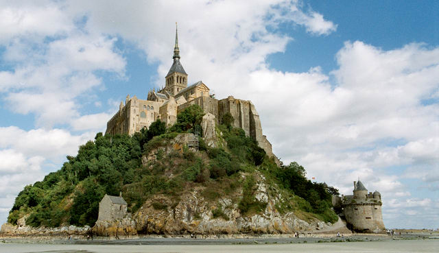 Kl?ter Mont Saint-Michel se ty? z roviny jak pohdkov hrad