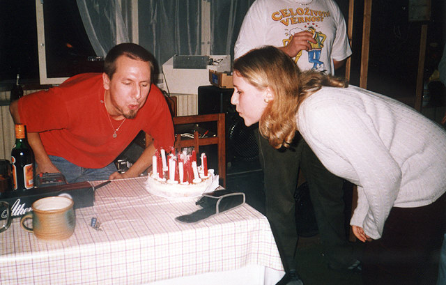 Mu a Devtka sfoukvaj narozeninov dort