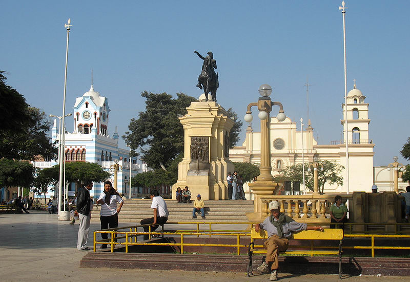 Socha na Plaza de Armas v Piscu